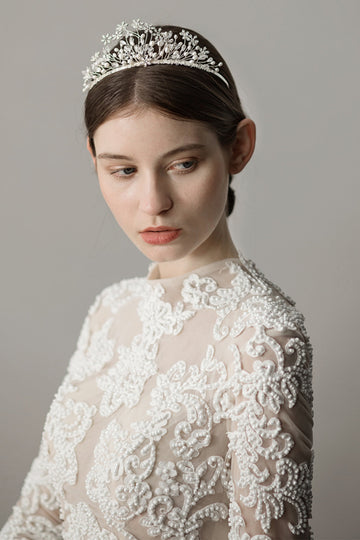 Perłowa korona ślubna z płatkiem śniegu